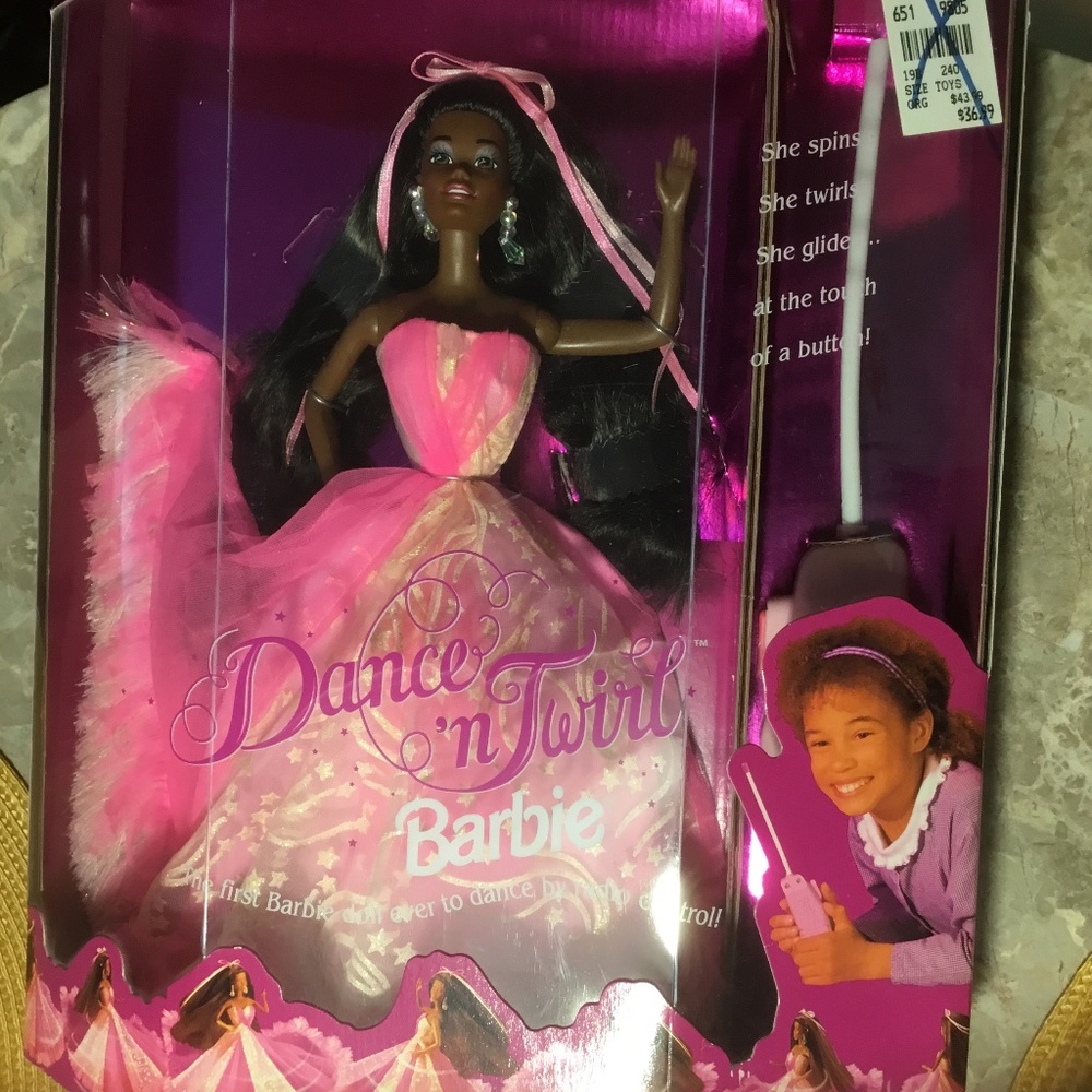 Dance n Twirl Barbie (First Barbie ever to dance by radio control!) - Picture 2 of 16